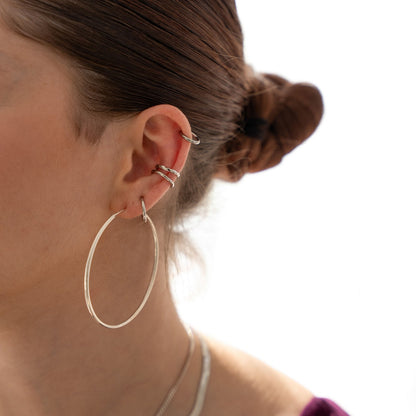 Zilveren ear cuff en helix ring in het oor zonder gaatje